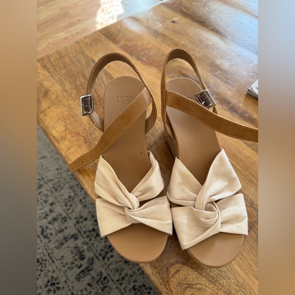 UGG Women's Sandals with Tan Strap and Cream Bow